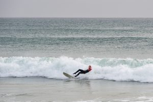 surfer falling off the surfboard