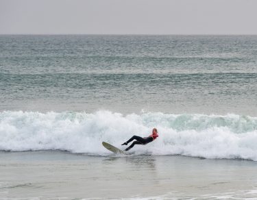 surfer falling off the surfboard